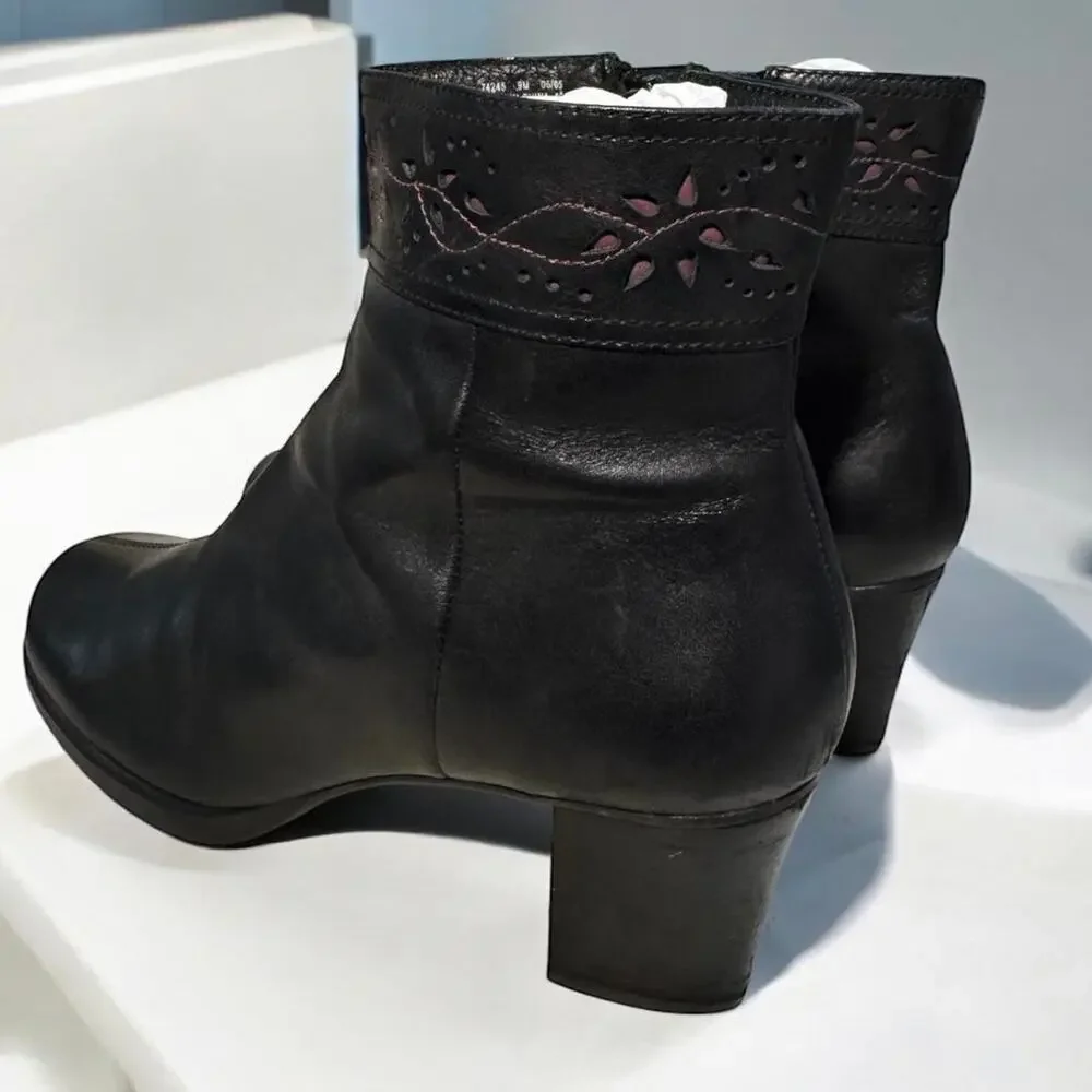 Women’s Y2K Clarks Leather Round Toe Ankle Boot Size 9 With Pink Floral Design